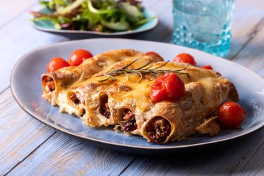 Altı İtalyan makarnası ahşap üzerinde yuvarlanıyor.