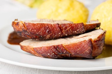 Bavyera usulü kızarmış domuz etli börek.