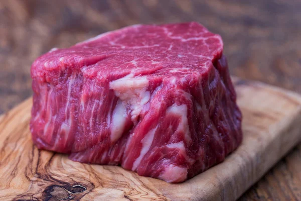 Rohes Steak Auf Dunklem Holz — Stockfoto
