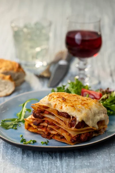 Porção Lasanha Com Vinho — Fotografia de Stock