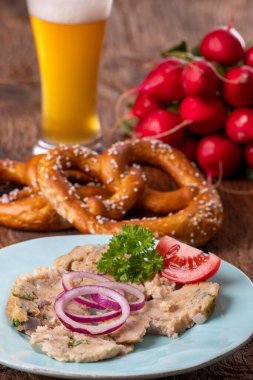 Sirkeli dilimlenmiş ekmek köftesi.