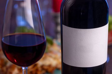 şarap şişesi ve ahşap üzerinde lazanya