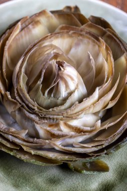 Yeşil bir tabakta pişirilmiş enginar.