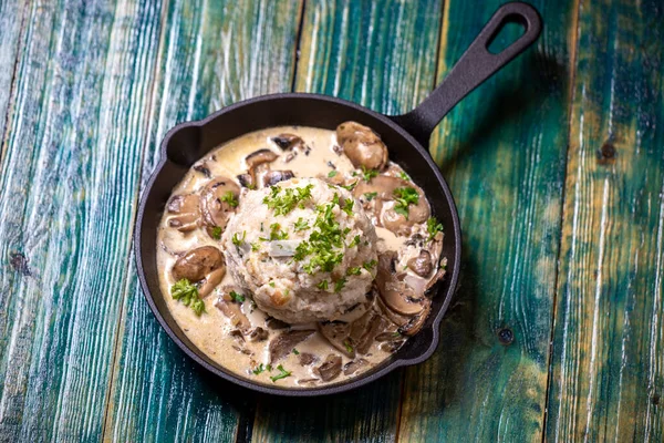 Mantar soslu ekmek köftesi.