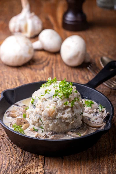 Bröd Dumpling Med Svamp Sås — Stockfoto