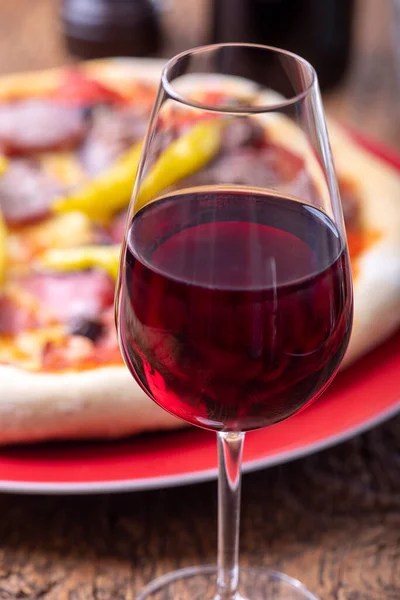 Rotwein Und Eine Frische Pizza — Stockfoto