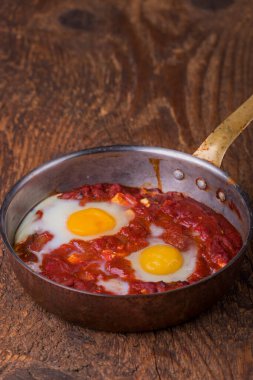 Bir tavada İsrail Shakshuka tabağı