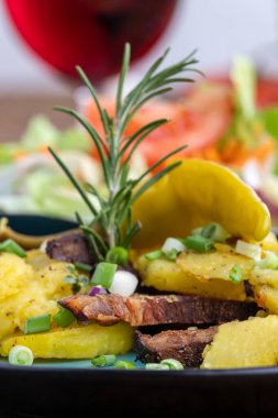 Kırmızı şaraplı Avusturyalı patates homurtusu