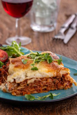 Tabakta bir porsiyon lazanya.