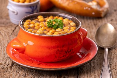 Çorbada kızarmış hamur incileri.