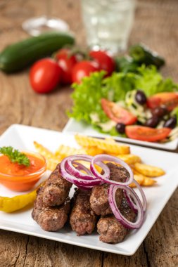 Tahtadaki bir tabakta cevapcici