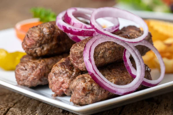 Tahtadaki bir tabakta cevapcici