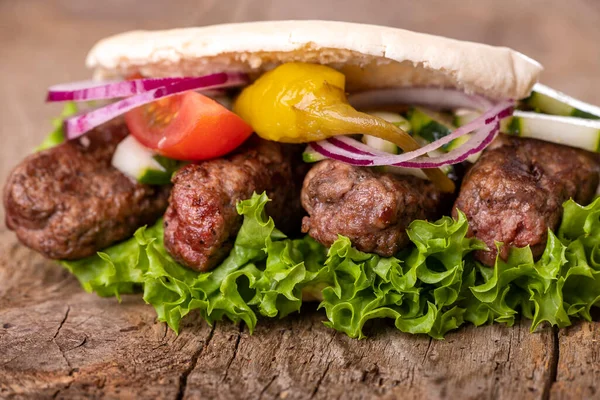 Tahtadaki bir tabak pide.