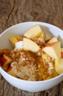 Elma ve tarçınlı yoğurt.