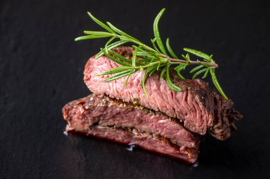 Siyah tahtada ızgara biftek.