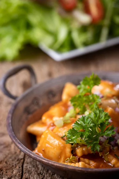 Bakır güveçte ravioli.