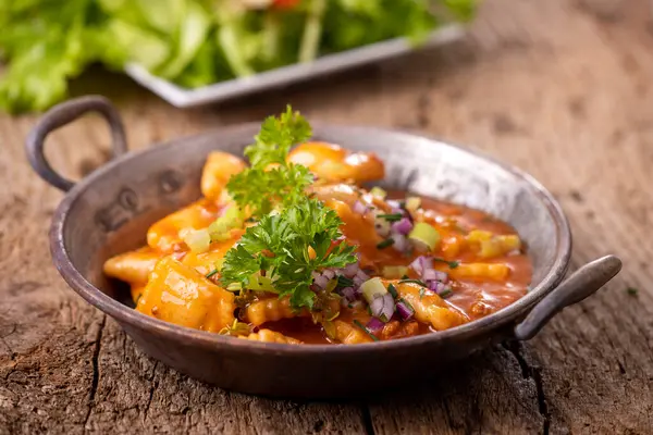 Bakır güveçte ravioli.