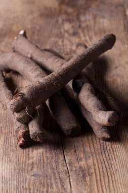 Tahtadaki sebzeleri tuzla.