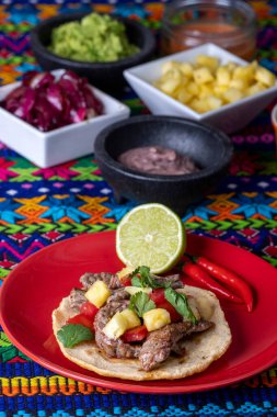 Meksika usulü salsa ve malzemeli tortilla.