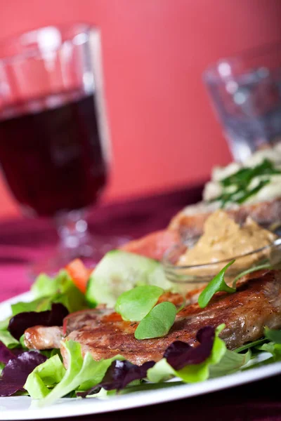 Varkenssteak Met Postelein — Stockfoto