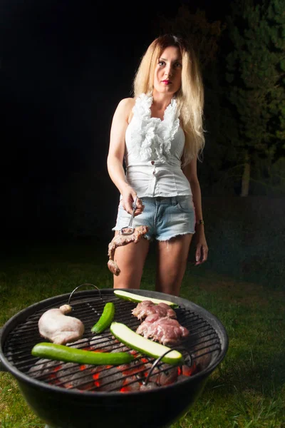 Young Blonde Woman Making Barbecue Outdoor Nighttime — Stock Photo, Image