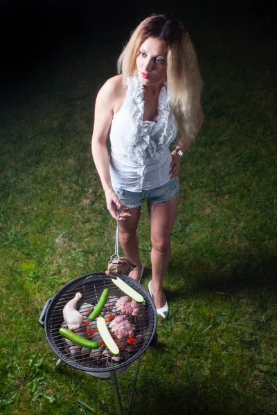 Young Blonde Woman Making Barbecue Outdoor Nighttime — Stock Photo, Image