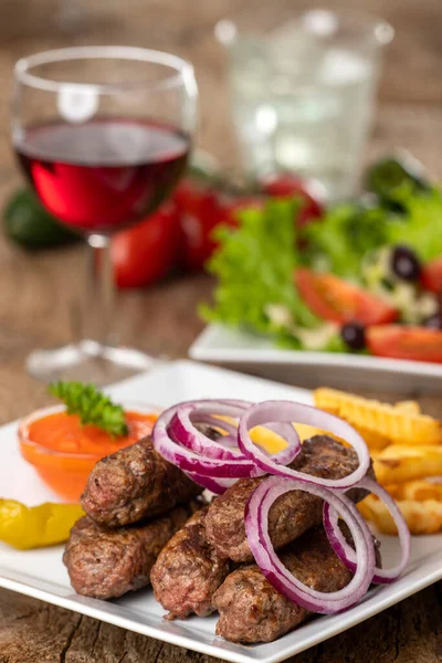 Cevapcici Een Plaat Hout — Stockfoto