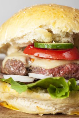 Köy tahtasında ev yapımı hamburger.