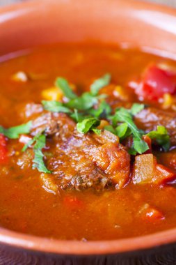 Macar gulaş güvecine yakın çekim