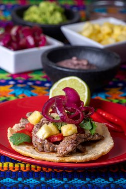 Meksika usulü salsa ve malzemeli tortilla.