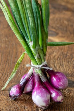Ahşap üzerinde mor soğanlar.