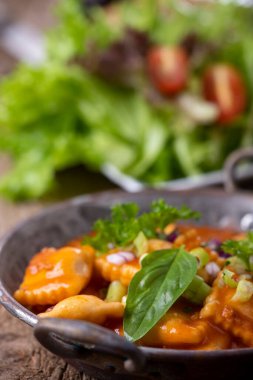 Bakır güveçte ravioli.