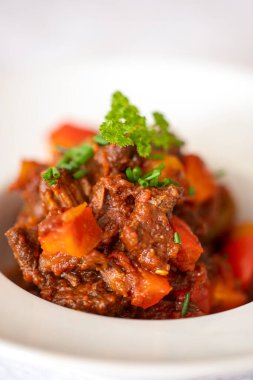 Etli ve patatesli Macar gulaşı.