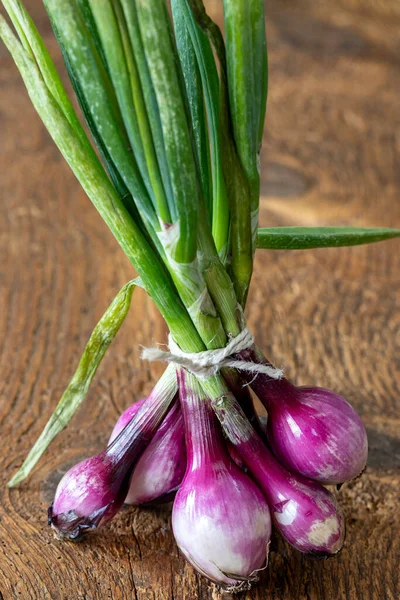 Ahşap üzerinde mor soğanlar.