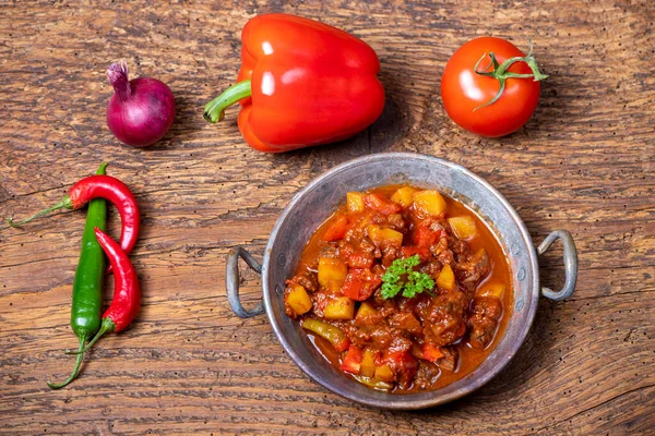 Etli ve patatesli Macar gulaşı.