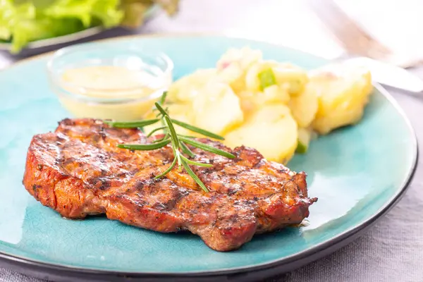 샐러드와 돼지고기 스테이크 — 스톡 사진