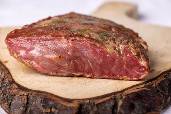 Carne Pastrami Una Tabla Cortar Madera —  Fotos de Stock