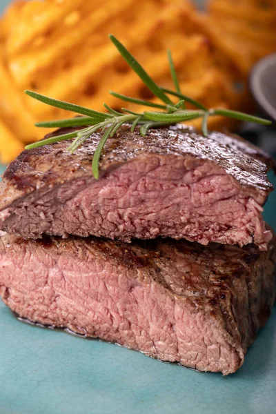 Gegrilltes Steak Mit Frischen Kartoffelgittern — Stockfoto