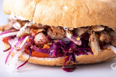 Pita ekmeğinde bir donör kebap 'ın yakın çekimi.