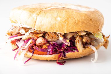 Pita ekmeğinde bir donör kebap 'ın yakın çekimi.