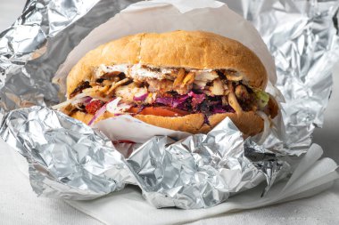 Pita ekmeğinde bir donör kebap 'ın yakın çekimi.