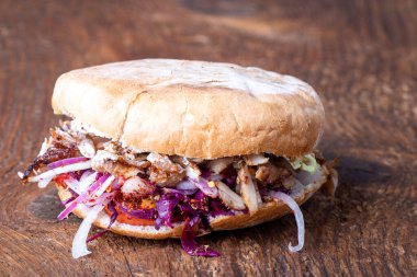 Pita ekmeğinde bir donör kebap 'ın yakın çekimi.