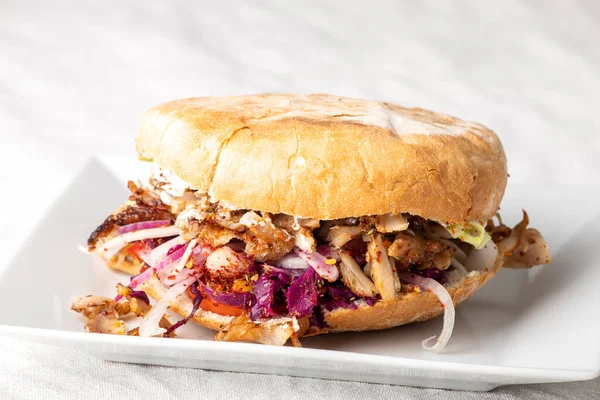 Pita ekmeğinde bir donör kebap 'ın yakın çekimi.