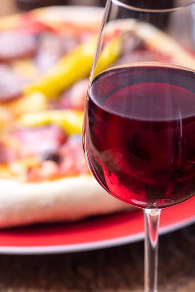 Czerwone Wino Świeża Pizza — Zdjęcie stockowe