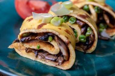 Tabakta mantarlı omlet.