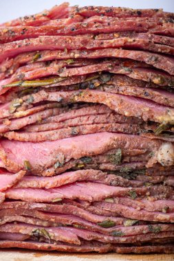 Dilimlenmiş pastırma eti yığını