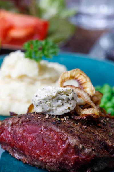 Grillezett Steak Pirított Hagymával — Stock Fotó