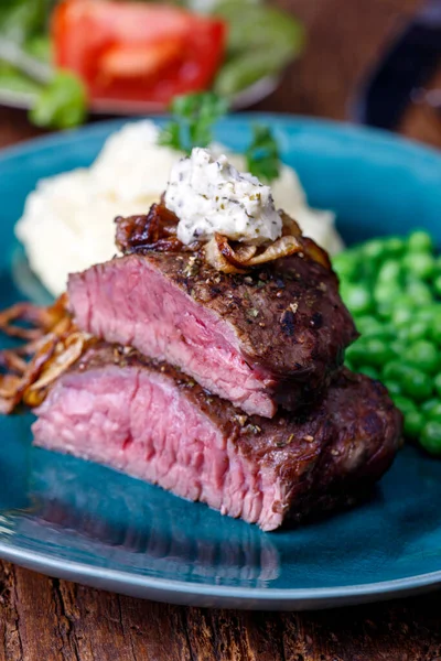 Gegrilltes Steak Mit Gerösteten Zwiebeln — Stockfoto