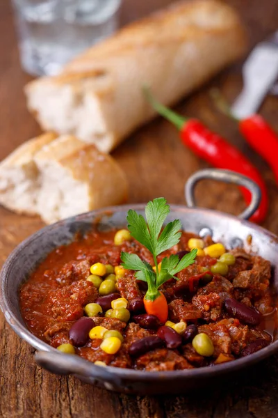Tasty Chili Con Carne Wood — Stock Photo, Image