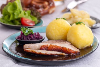 Bavyera usulü kızarmış domuz etli börek.